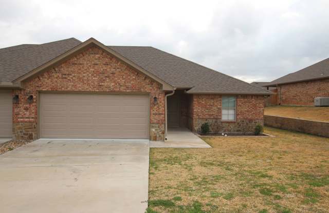 Beautiful 3 Bedroom 2 Bathroom Townhouse in South Tyler! Now offering 1/2 OFF FIRST FULL MONTHS RENT! photos photos