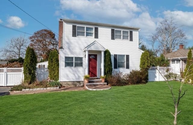 7 Maple Street - 7 Maple Street, Westhampton Beach, NY 11978