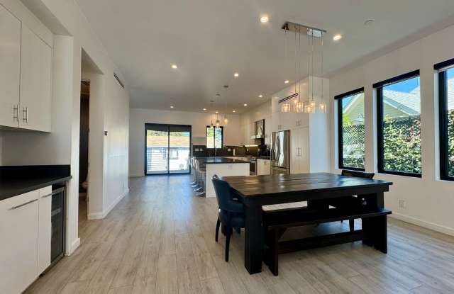 Five Bedroom/Four Bathroom Luxury House in Koreatown Gallery 4