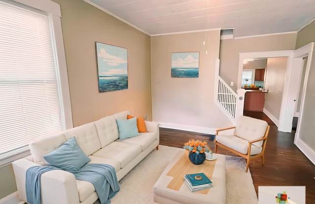 6 bed 2 bath Single Family Home Gallery 1