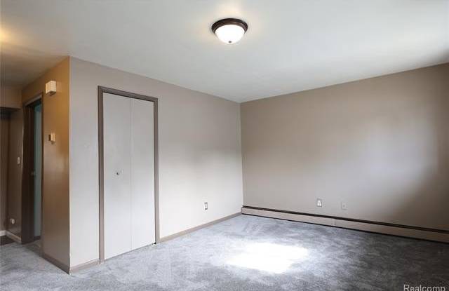 765 E WALLED LAKE Unit B Gallery 3