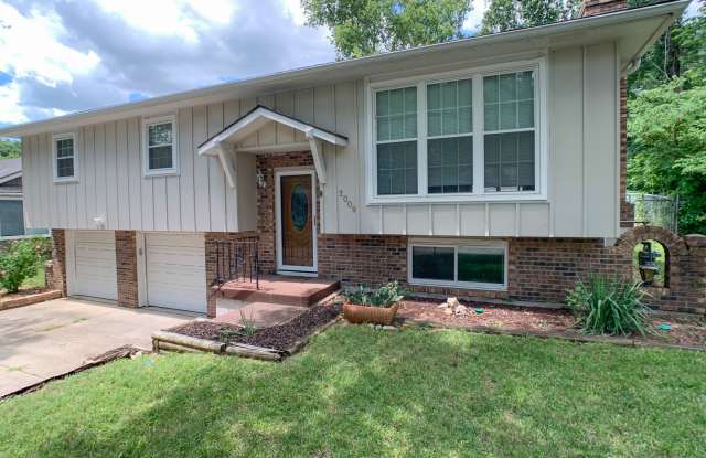 Freshly updated 3 bedroom, 2 bath home in Blue Springs - 2009 Southeast Piccadilly Street, Blue Springs, MO 64014