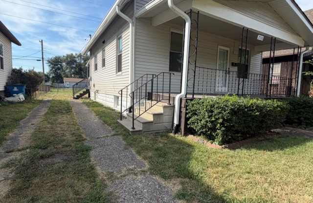 Charming 2 Bedroom Home with Bonus Room, Basement & Large Backyard Gallery 3