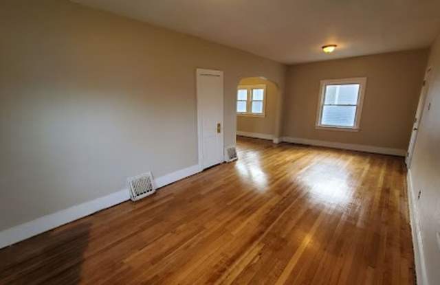Pet Friendly Home with Fenced Back Yard and Hardwood Floors! Gallery 3