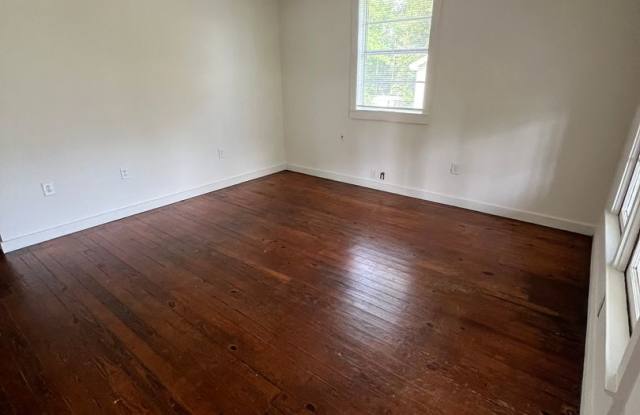 Standalone home with yard close to Square! Gallery 3