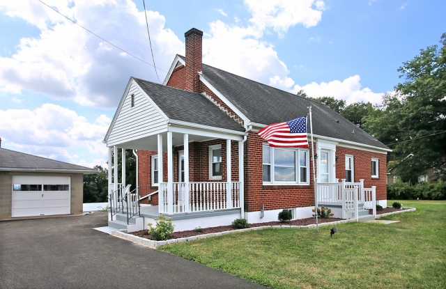 Fredericksburg 3 bedroom w 2 car garage - 303 West Main Street, Fredericksburg, PA 17026