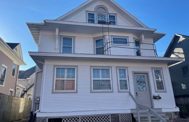 Remodeled 6 Bedroom, 2 Bath House just blocks from downtown Iowa City - 427 East Market Street, Iowa City, IA 52245