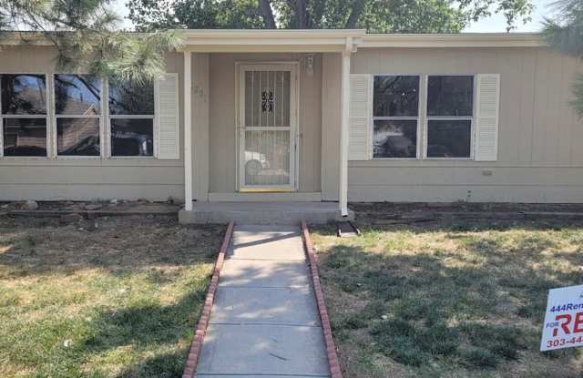 Spacious House with 3 Bedrooms and 2 Bathrooms - Great Corner Lot Gallery 3