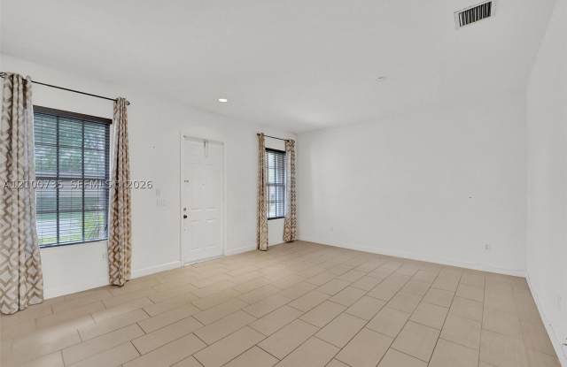 475 SW 147th Ter Gallery 3