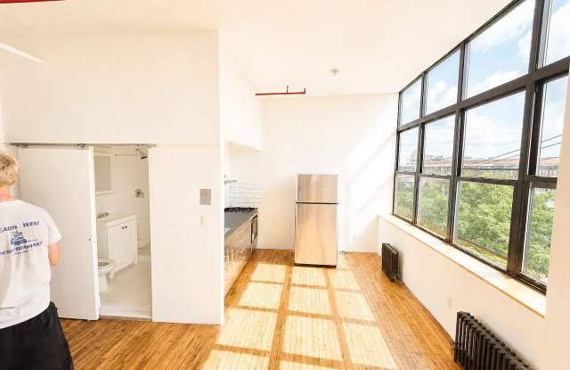 476 Jefferson St # 322 Gallery 2
