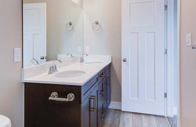 Elite 4 bedroom Townhome/Move in specials! photos photos