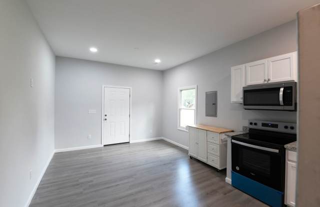 2 Bed/1 Bath Historical Townhome Gallery 4