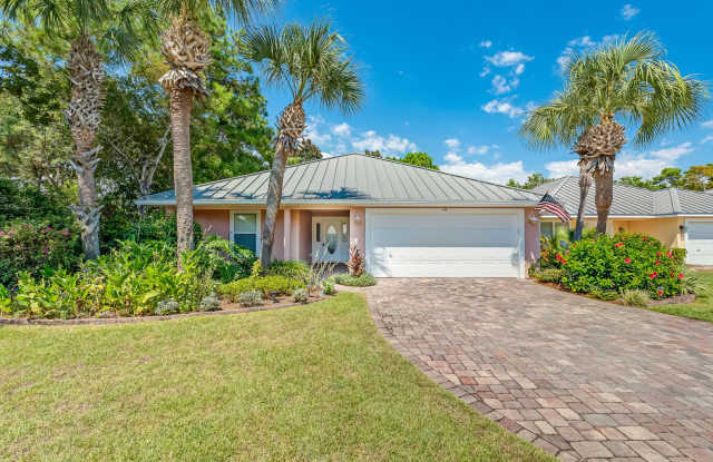 Beautiful 4 Bedroom Beach-Style Cottage! photos photos