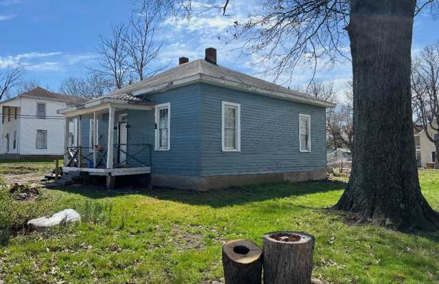 BISMARCK - 2 Bedroom home on large corner lot - $399.30 MONTH / $999 DOWN - 1001 Pine Street, Bismarck, MO 63624