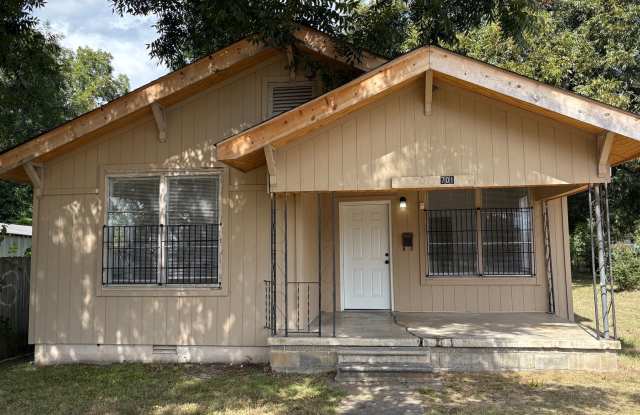 This beautifully remodeled 3‑bedroom, 1‑bath house in NLR $1,050/month. Gallery 1