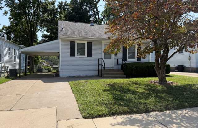 Comfortable 2-Bedroom Home with Covered Parking Gallery 1