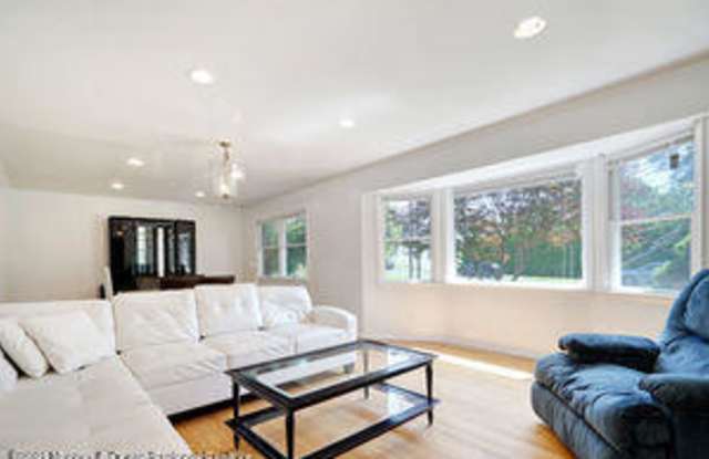 1101 Lincoln Court Gallery 2