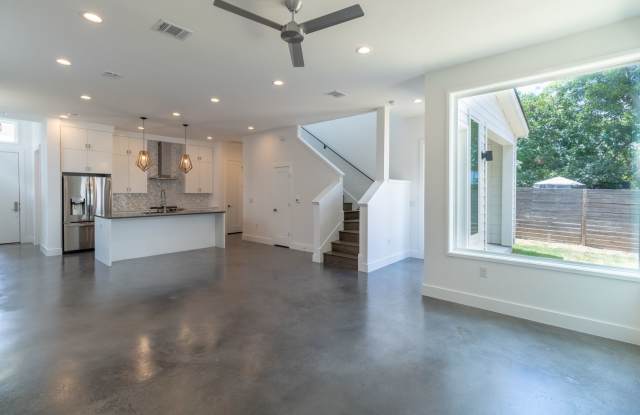 Beautiful 3 bedroom Home Right off of 6th Street! Gallery 4