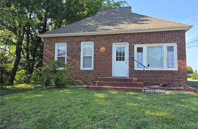 207 East Oak Street Gallery 1