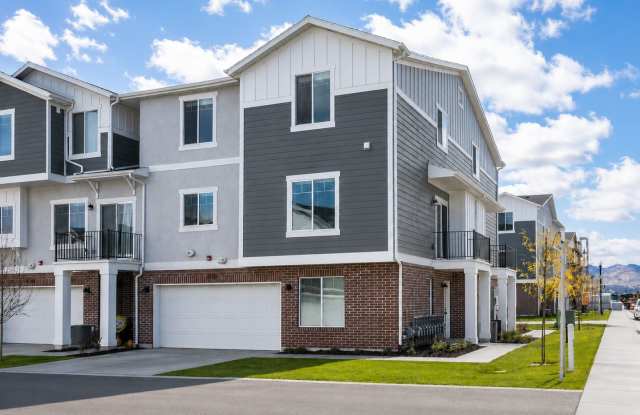 Spacious Townhome - 4 Bedroom End Unit in Riverton Gallery 1
