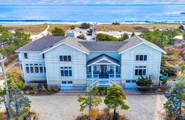 605 Dune Road photos photos