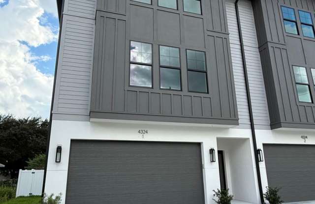 GORGEOUS Like NEW 4/3.5 CUSTOM TOWNHOME photos photos