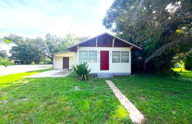 FIRST MONTH'S RENT FREE! HUGE 3/1 DOWNTOWN FT. MYERS BIG YARD! Gallery 1