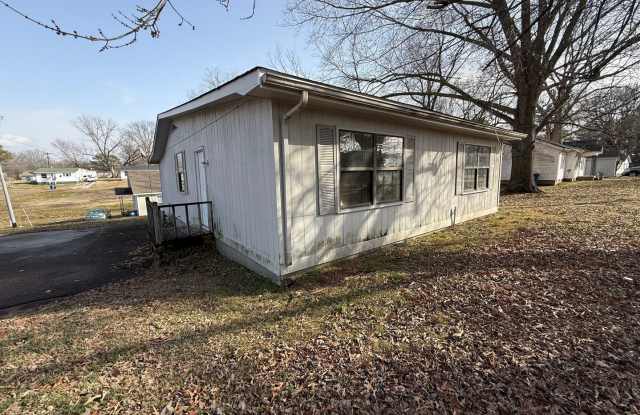 2 BD 1 BA HOUSE - Fresh paint and new floor throughout! Gallery 4