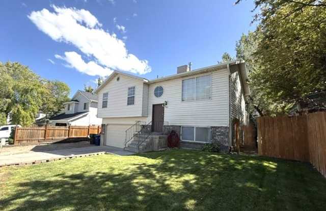3-bedroom home with garage and large yard in Elko Gallery 1