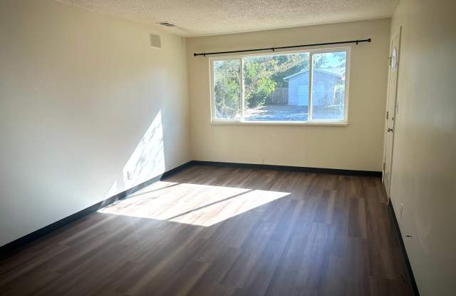 3 Bedroom Home with Fenced Backyard! Move in Special - $400 OFF the first Month's Rent!! Gallery 3