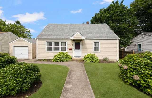 7 ODonnell Road - 7 O Donnell Road, Newport East, RI 02842