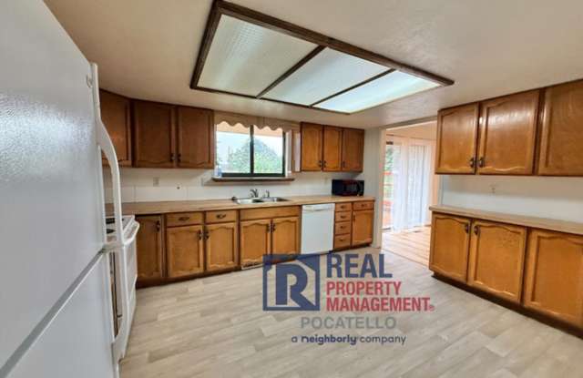 4 bed 2.5 Bath Home 2 car garage - Highland Area - Small pets negotiable Gallery 4
