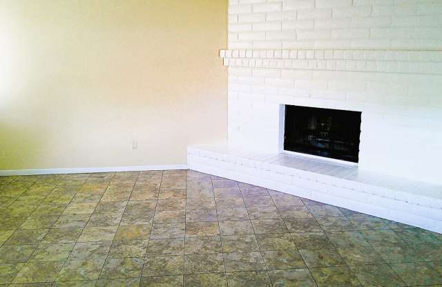 Adorable Single Level Eastside Duplex With Evaporative Air Located In Quiet Neighborhood Gallery 4