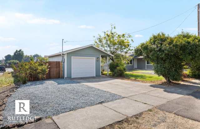 2 Bed / 1 Bath Home with Fenced Backyard in South Medford photos photos