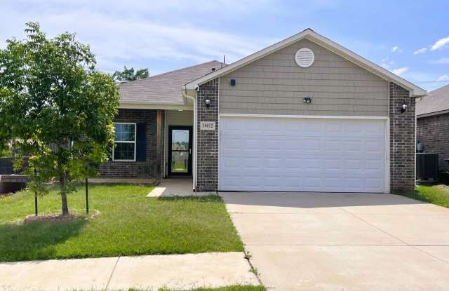 Exceptional Home In The Village! MOVE IN SPECIAL HALF OFF FIRST FULL MONTHS RENT! photos photos