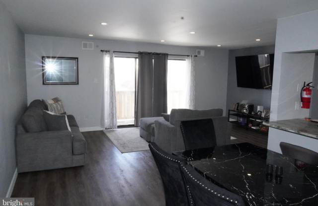 704 THE WOODS photos photos