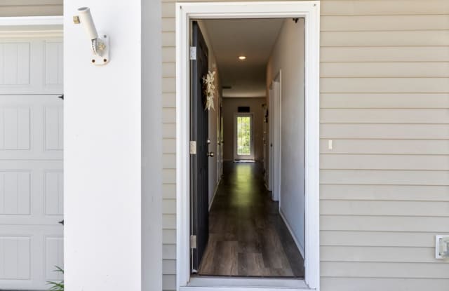 5 Bedroom Home Close to Ft. Stewart Gallery 3