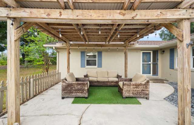 AVAILABLE NOW: 4 Bed 3 Bath Oversized Lot in Winter Garden Gallery 3