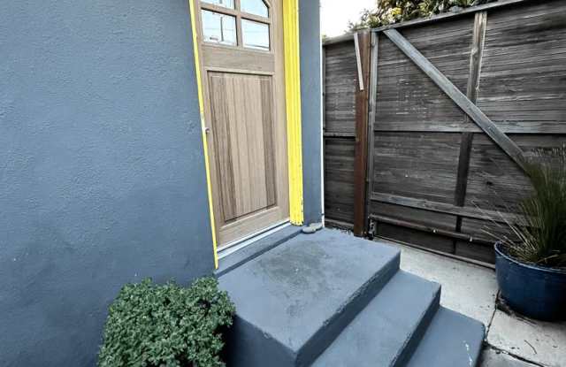 Charming 1 Bedroom House in Venice with Patio and W D in unit !!! All Utilities Included !!! - 724 Crestmoore Place, Los Angeles, CA 90291