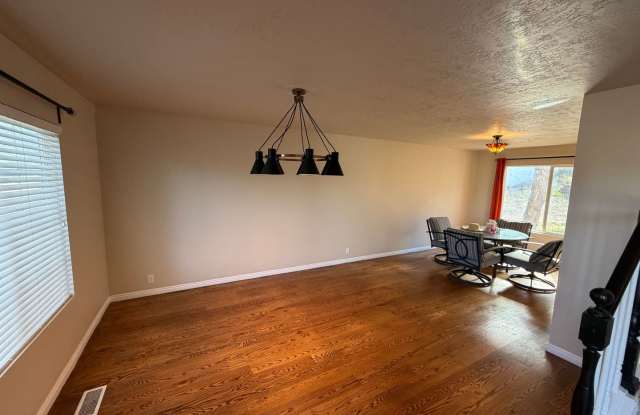 Spacious 3-Bedroom Draper Home with Fenced Yard & 2-Car Garage Gallery 4