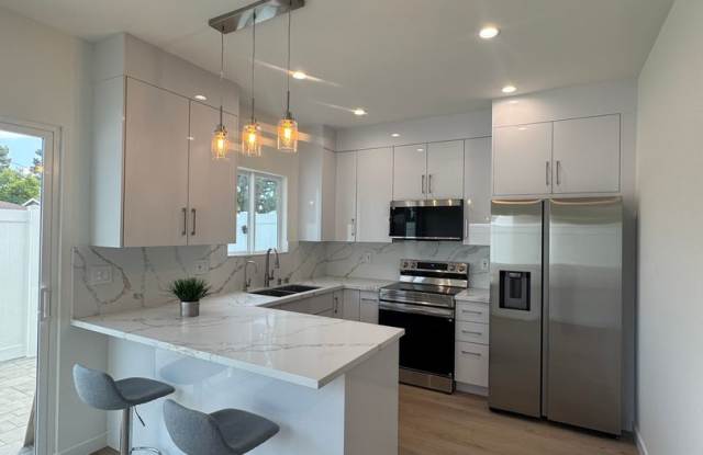 Spacious 1000 Sq. Ft. First-Floor Back ADU in a 2-Story Duplex – Burbank - 2102 North Pass Avenue, Burbank, CA 91505