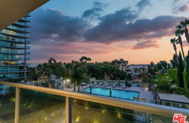 13650 Marina Pointe Drive Gallery 1