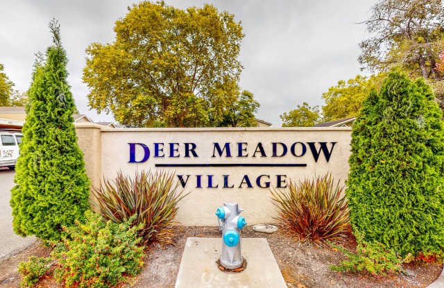 Charming 2 bedroom 1.5 Condo in  Deer Meadow!  Community includes pool and basket ball court, Water and Garbage included! Gallery 1