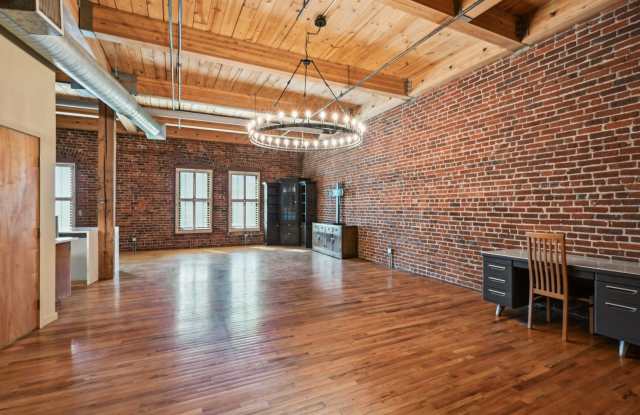 Open floor living at its best! 1 BR/2 BA loft located on the fourth floor in the covenant Franklin Lofts in the heart of LoDo. photos photos