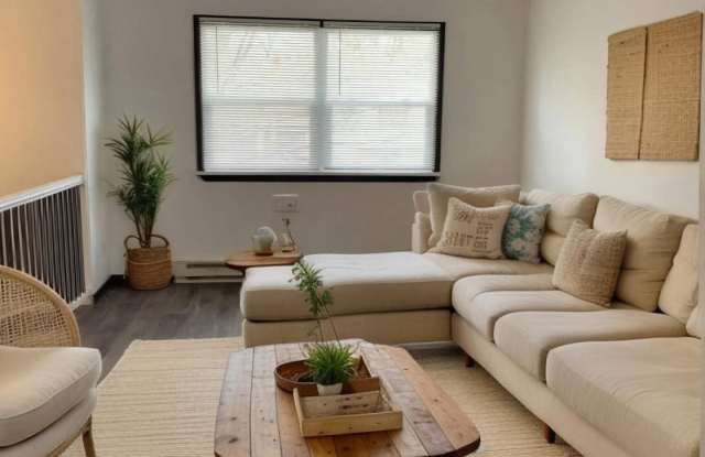 1004-1006 La Crosse Street - 2 photos photos 1004-1006 La Crosse Street - 2 photos photos