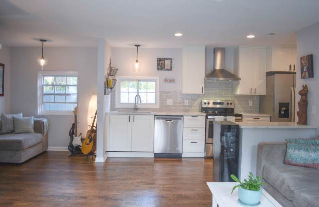 Beautiful 2 bedroom duplex in downtown Raleigh Available NOW! Gallery 4