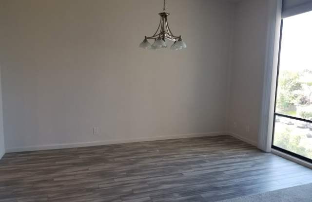 Charming 2 bedroom, 2 bath Gallery 4
