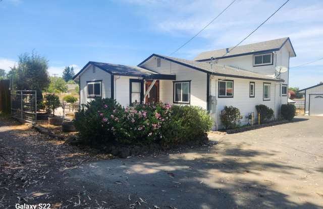 Beautiful home in a private country setting - Lots of light, Great Location. photos photos