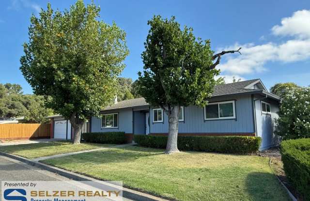 Roomy 3+ bedroom north Ukiah home w/ big yard! photos photos