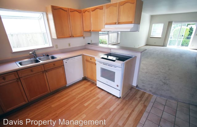 9937 NE 134th CT - 9937 Northeast 134th Court, Kirkland, WA 98034